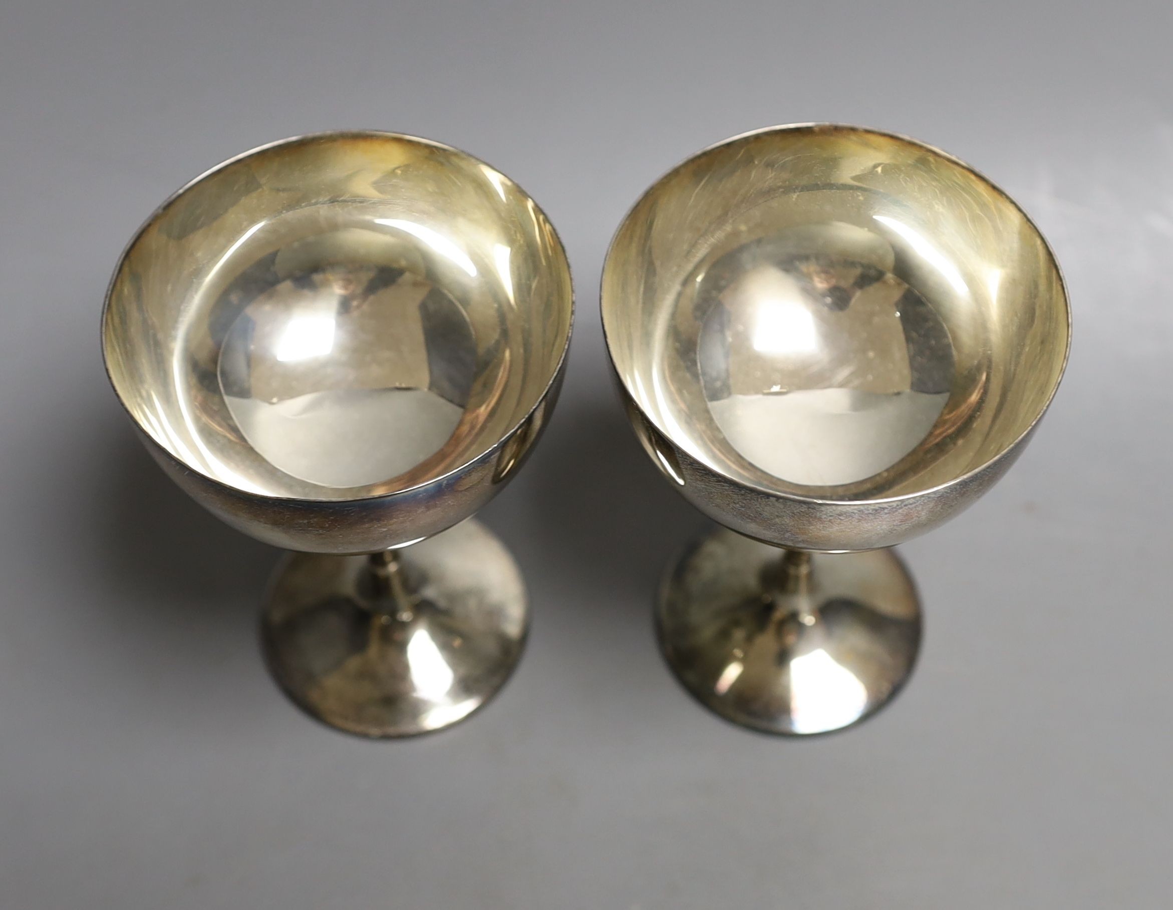 A pair of Edwardian silver wine coupes, Edward Barnard & Sons Ltd. London, 1901, 11.9cm, 7oz.